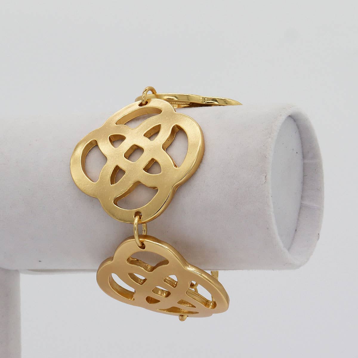 Oversize statement bracelet in gold