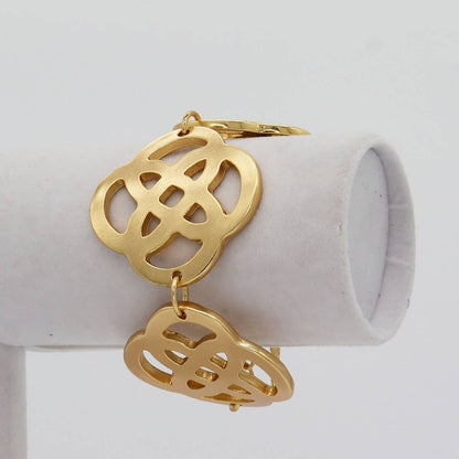 Oversize statement bracelet in gold